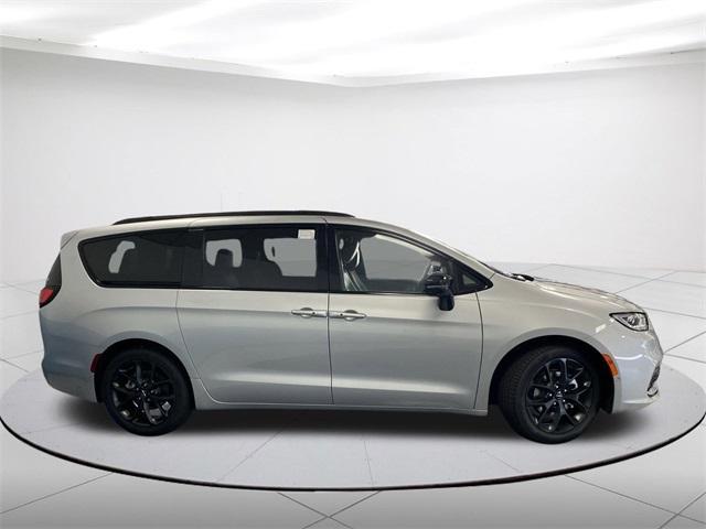 new 2024 Chrysler Pacifica car, priced at $45,013