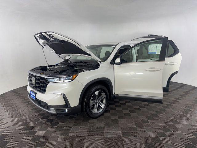 used 2025 Honda Pilot car, priced at $41,900