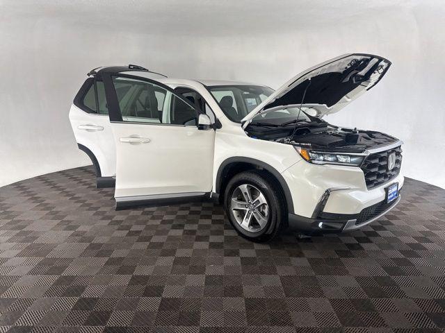 used 2025 Honda Pilot car, priced at $41,900