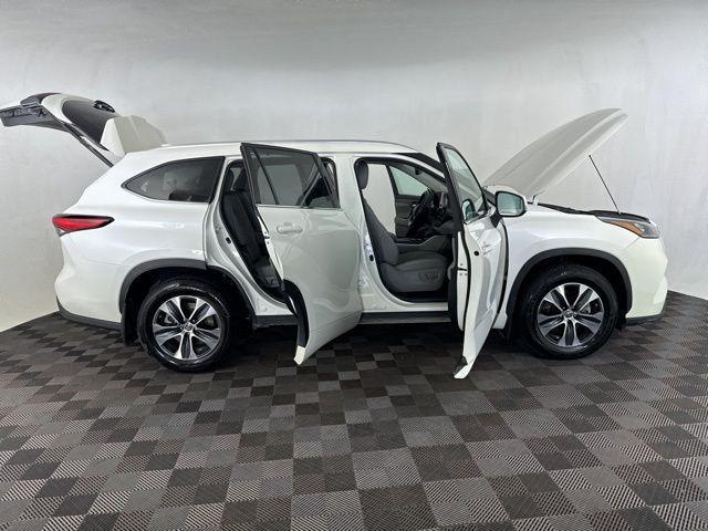 used 2020 Toyota Highlander car, priced at $28,300