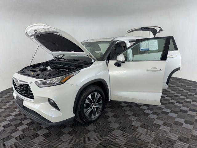 used 2020 Toyota Highlander car, priced at $28,300