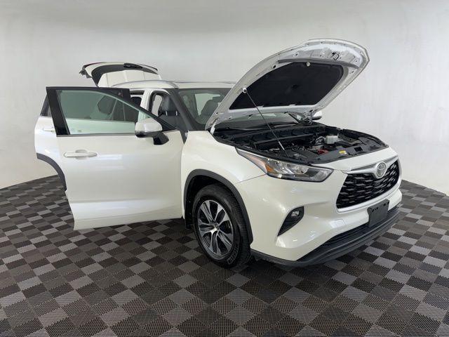 used 2020 Toyota Highlander car, priced at $28,300