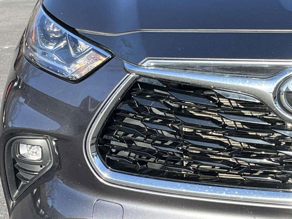 used 2021 Toyota Highlander car, priced at $29,998