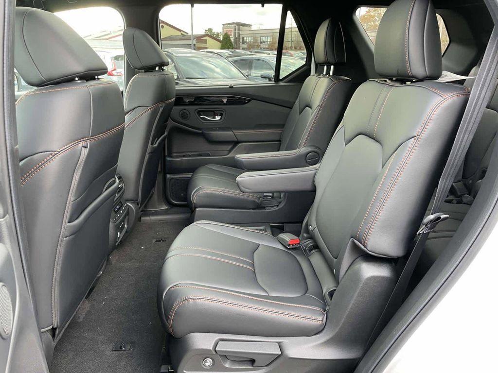 new 2025 Honda Pilot car, priced at $48,959