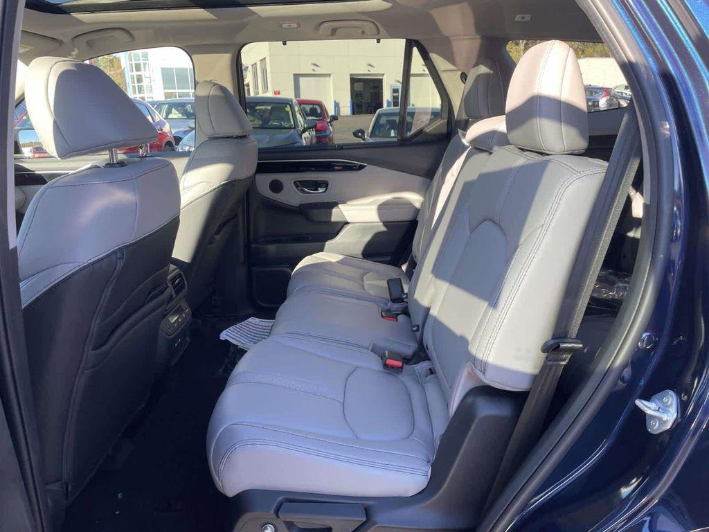 new 2025 Honda Pilot car, priced at $47,976