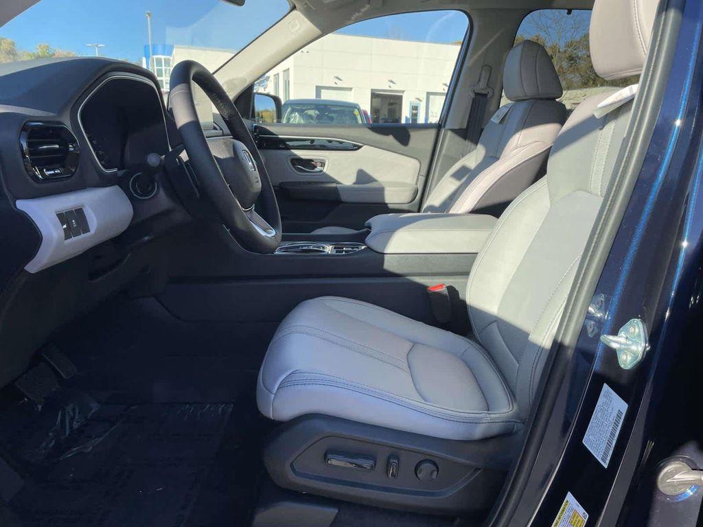 new 2025 Honda Pilot car, priced at $47,976