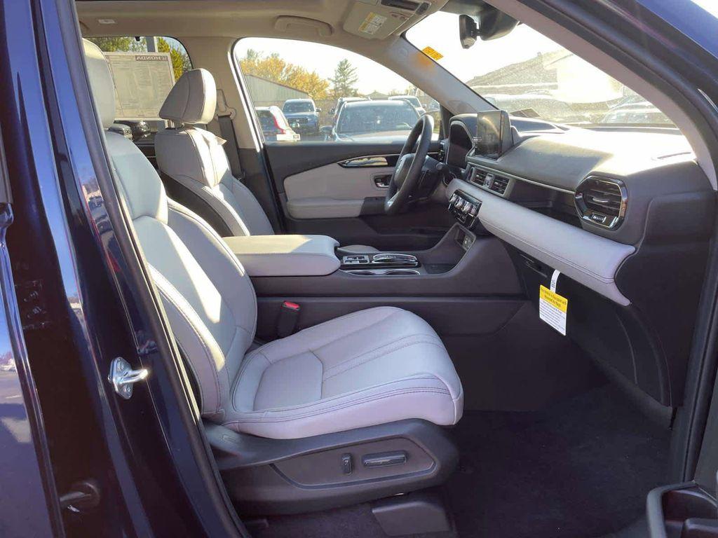 new 2025 Honda Pilot car, priced at $47,976