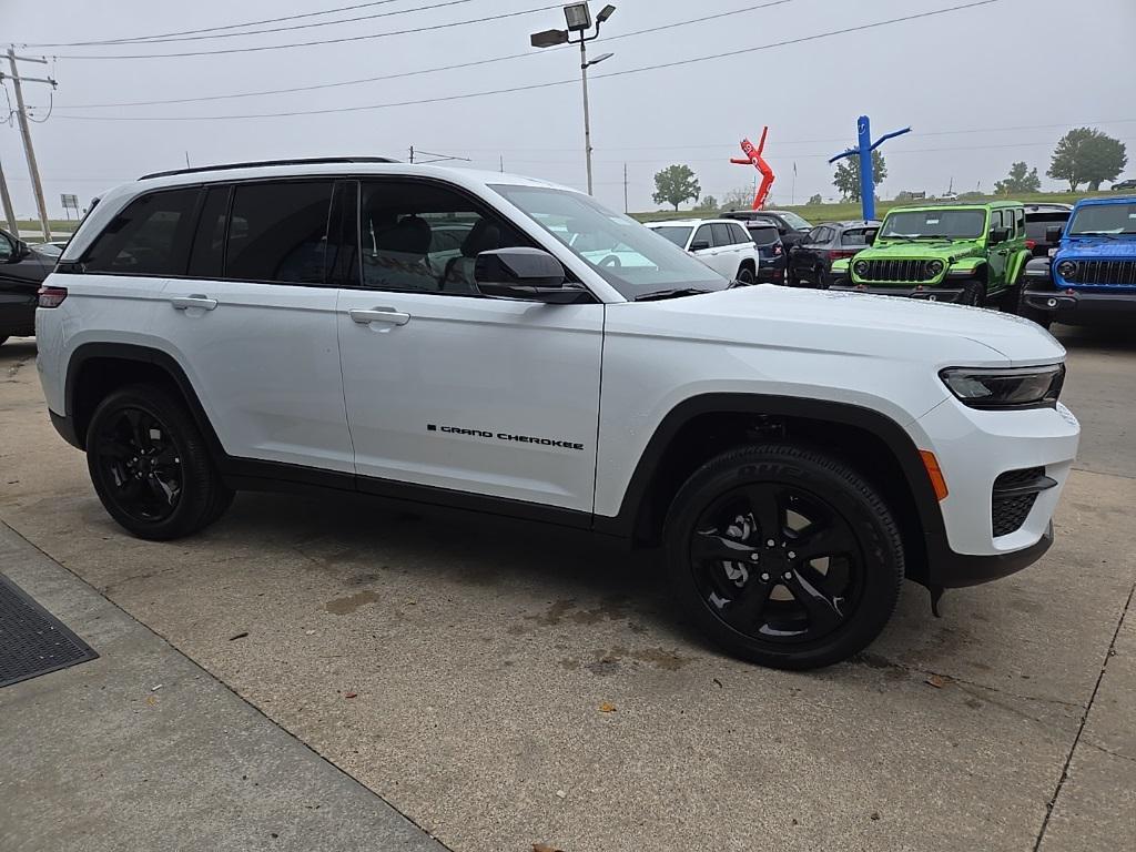 new 2025 Jeep Grand Cherokee car, priced at $39,401