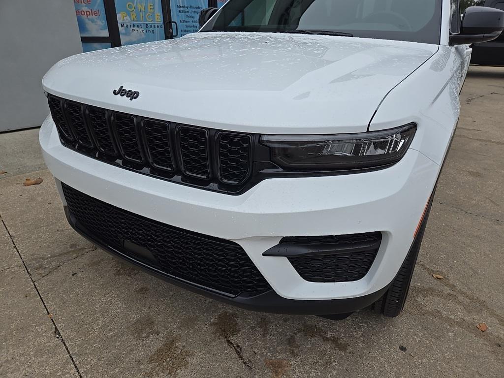 new 2025 Jeep Grand Cherokee car, priced at $39,401