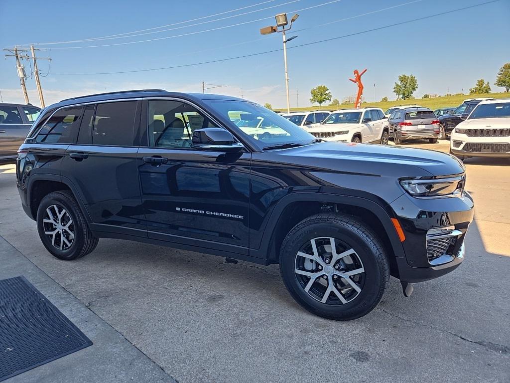 new 2025 Jeep Grand Cherokee car, priced at $45,767