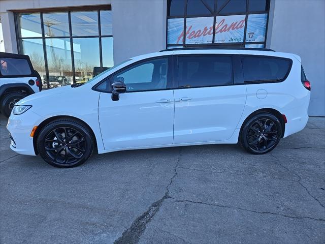 new 2024 Chrysler Pacifica car, priced at $47,418