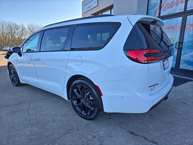 new 2024 Chrysler Pacifica car, priced at $47,418