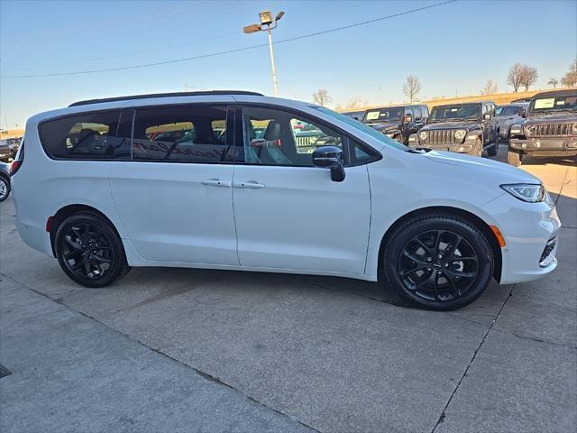 new 2024 Chrysler Pacifica car, priced at $47,418