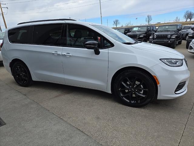 new 2024 Chrysler Pacifica car, priced at $47,418