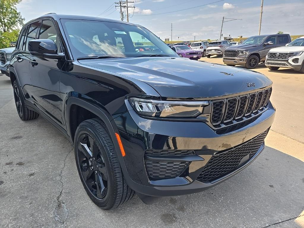new 2025 Jeep Grand Cherokee car, priced at $39,784