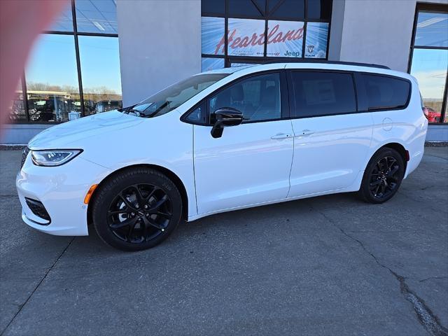 new 2024 Chrysler Pacifica car, priced at $47,418