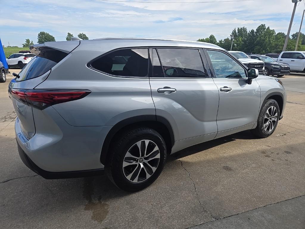 used 2022 Toyota Highlander car, priced at $31,988