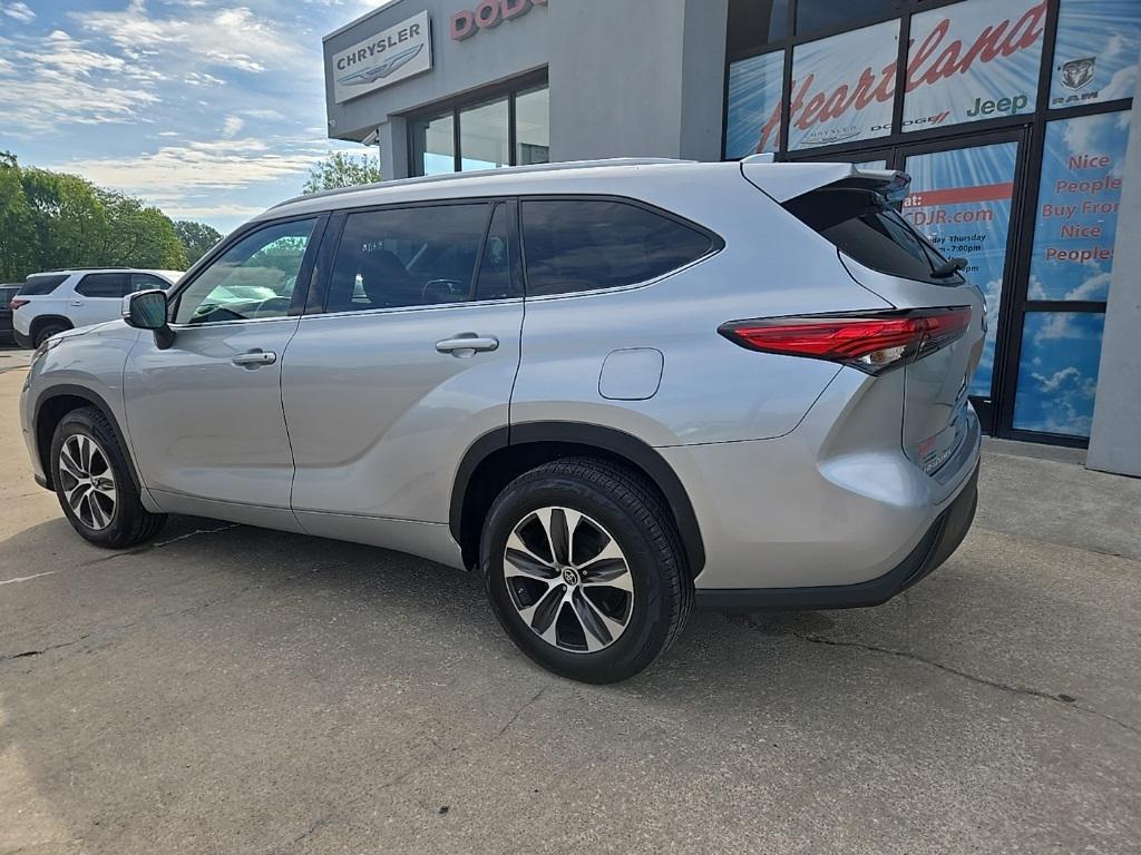 used 2022 Toyota Highlander car, priced at $31,988