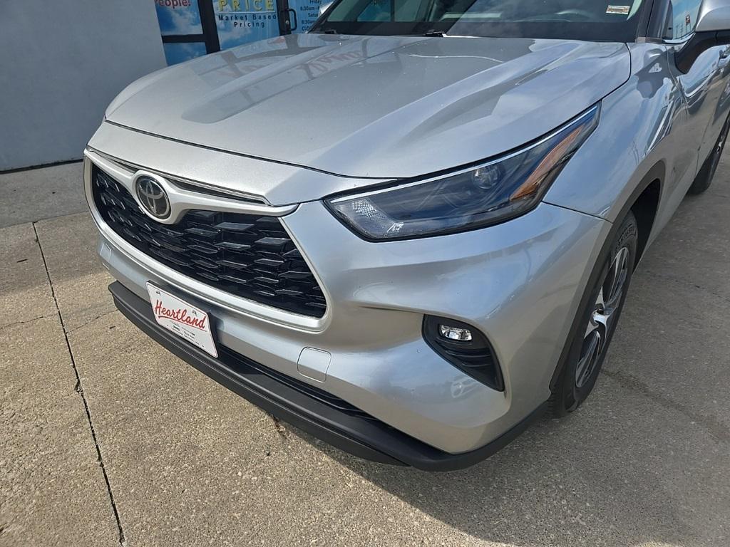 used 2022 Toyota Highlander car, priced at $31,988