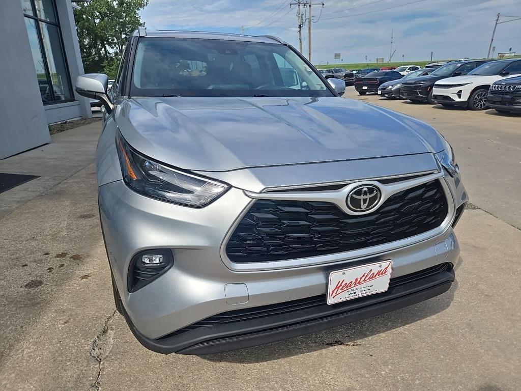 used 2022 Toyota Highlander car, priced at $31,988