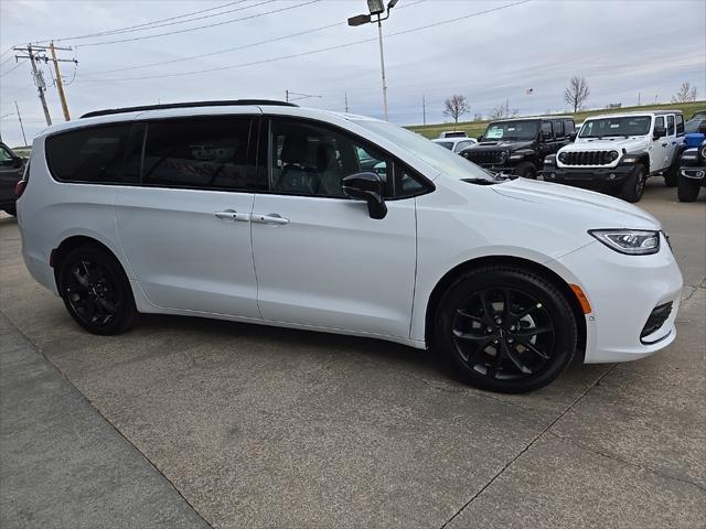 new 2024 Chrysler Pacifica car, priced at $47,418