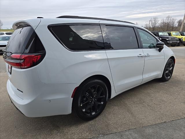 new 2024 Chrysler Pacifica car, priced at $47,418