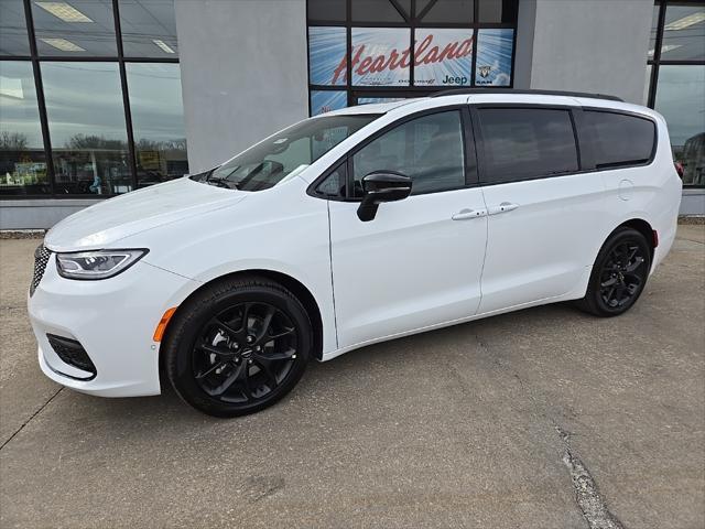 new 2024 Chrysler Pacifica car, priced at $47,418