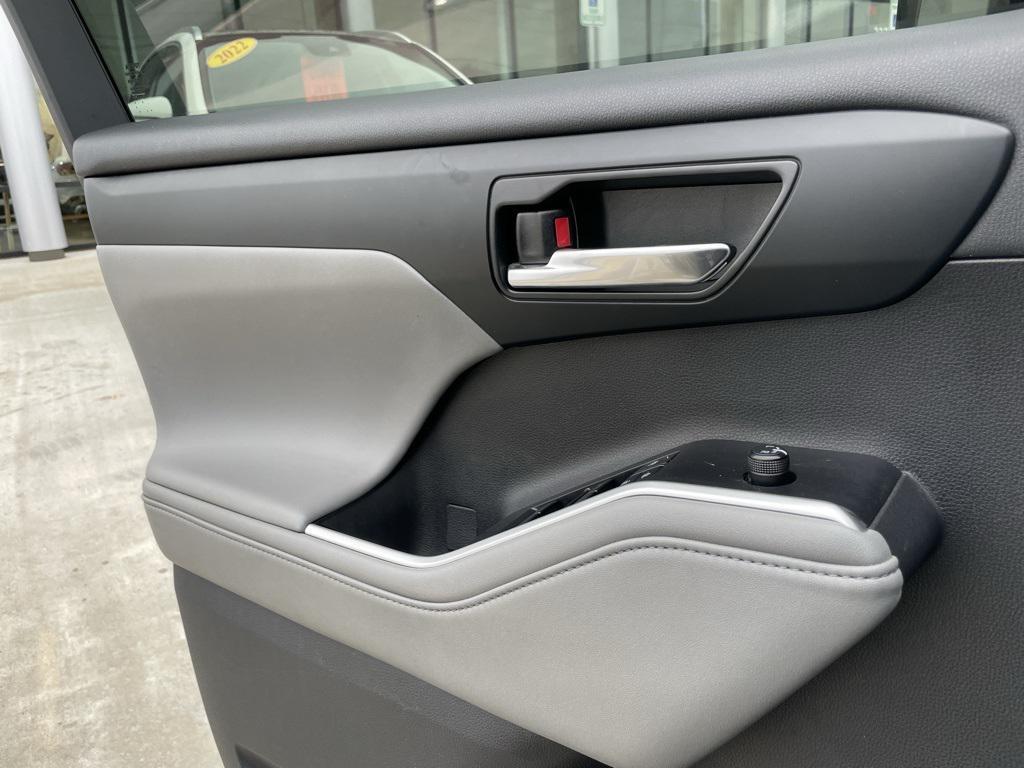 used 2020 Toyota Highlander Hybrid car, priced at $27,890