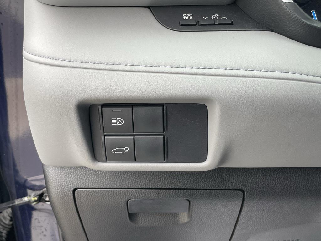 used 2020 Toyota Highlander Hybrid car, priced at $27,890