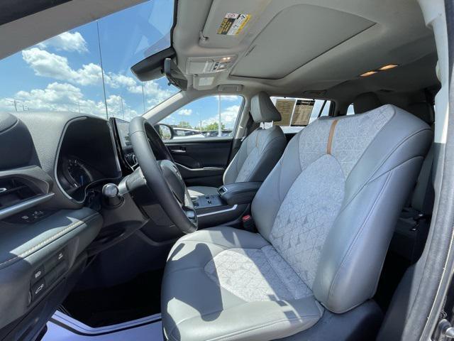 used 2023 Toyota Highlander Hybrid car, priced at $40,000