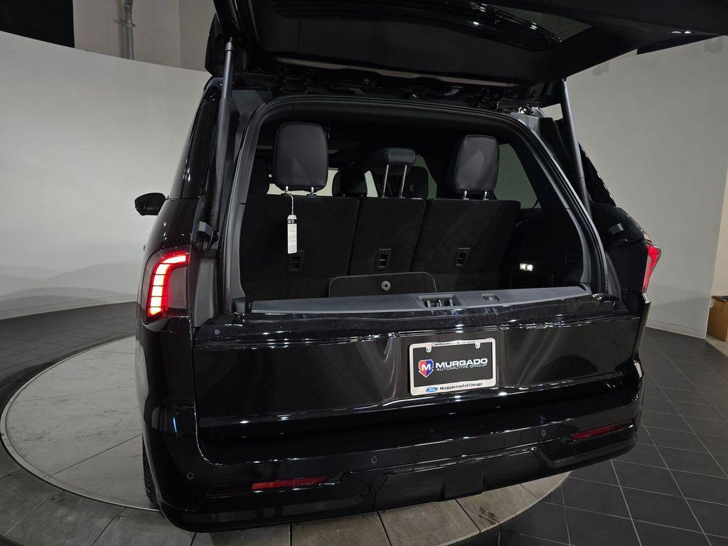 new 2025 Lincoln Navigator car, priced at $104,717