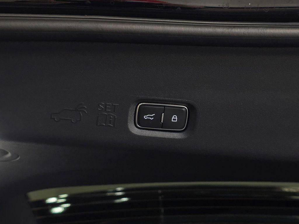 new 2025 Lincoln Navigator car, priced at $104,717