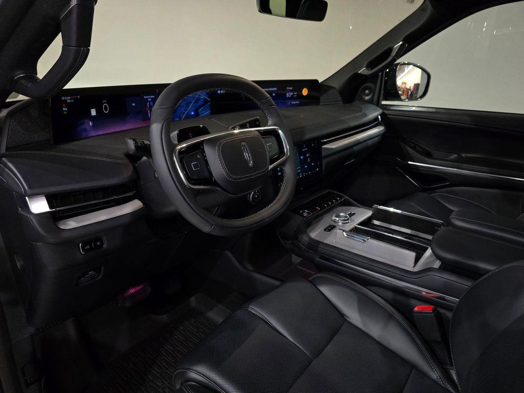 new 2025 Lincoln Navigator car, priced at $104,717