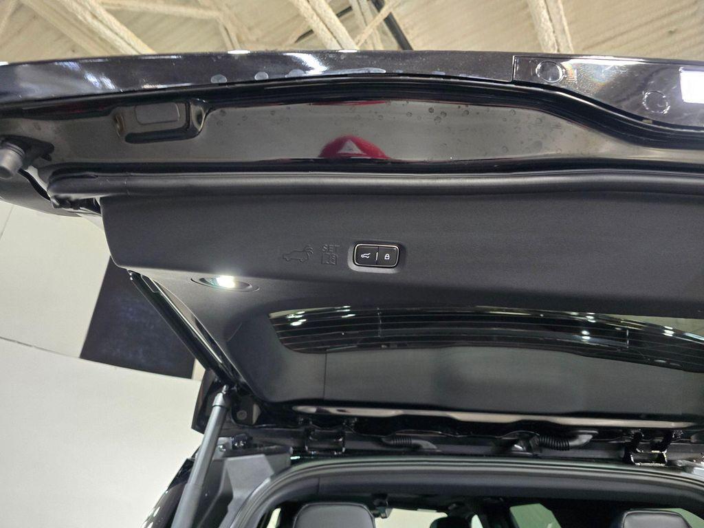 new 2025 Lincoln Navigator car, priced at $104,717