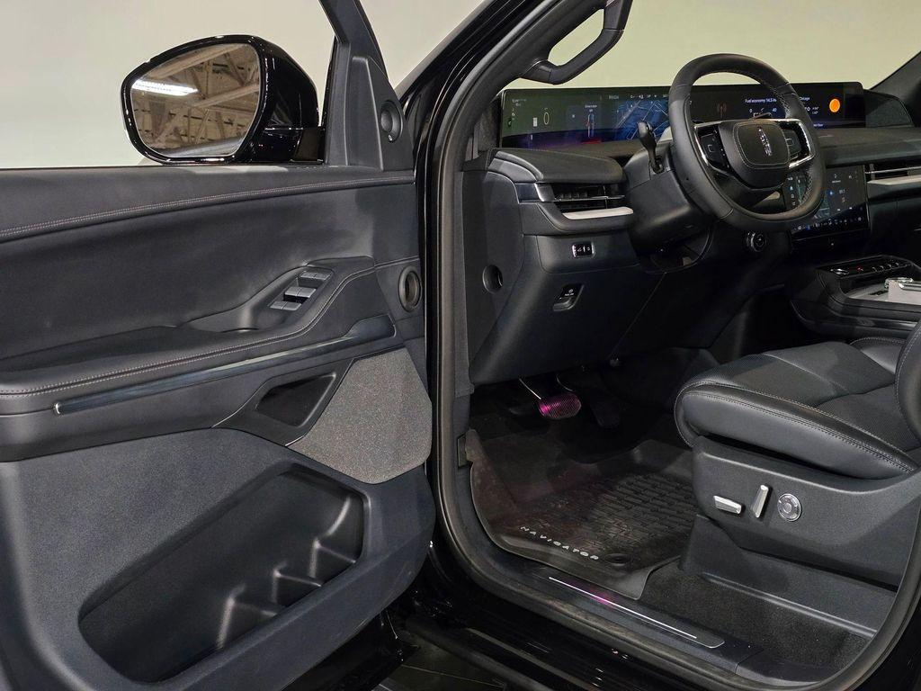 new 2025 Lincoln Navigator car, priced at $104,717