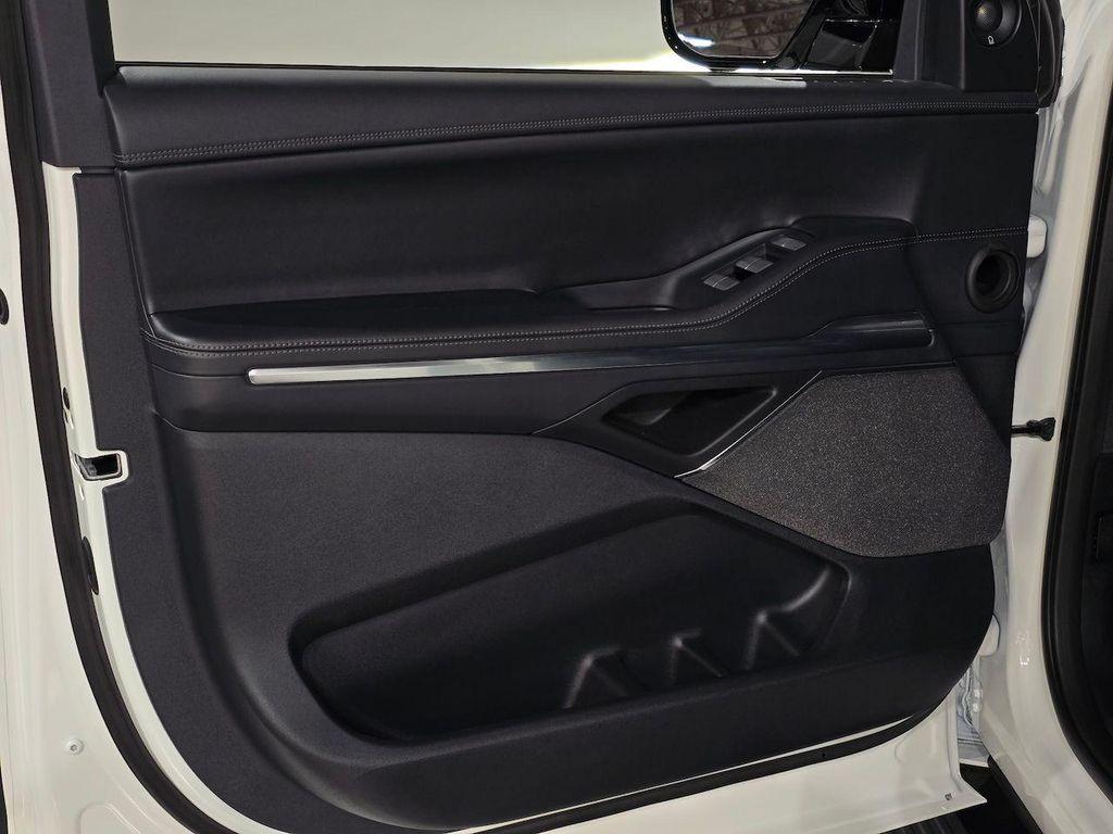 new 2025 Lincoln Navigator car, priced at $103,180