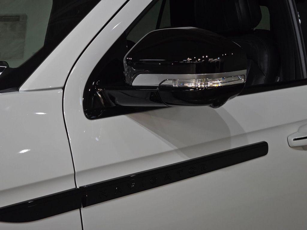 new 2025 Lincoln Navigator car, priced at $102,567