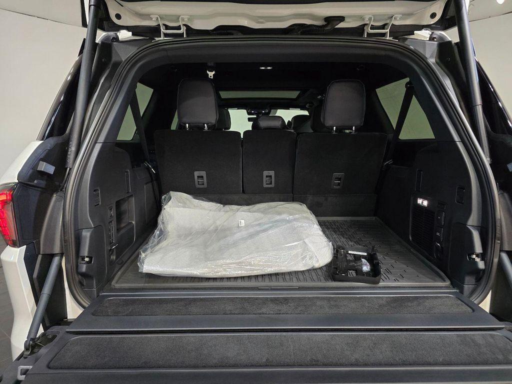new 2025 Lincoln Navigator car, priced at $105,715