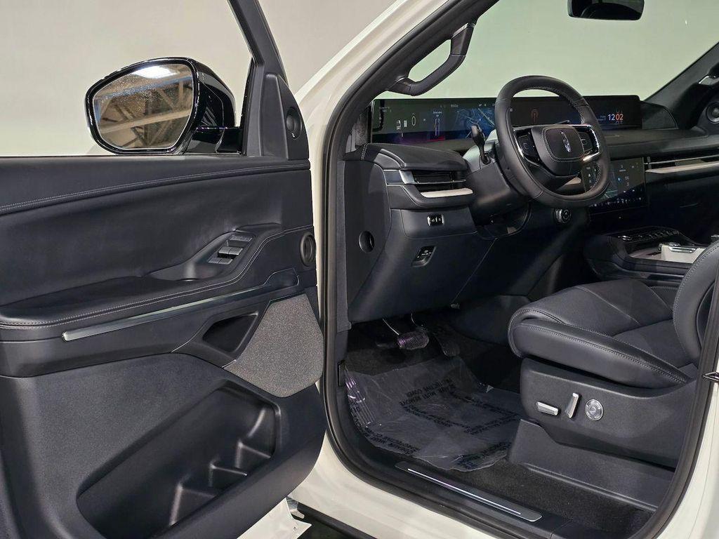 new 2025 Lincoln Navigator car, priced at $105,715
