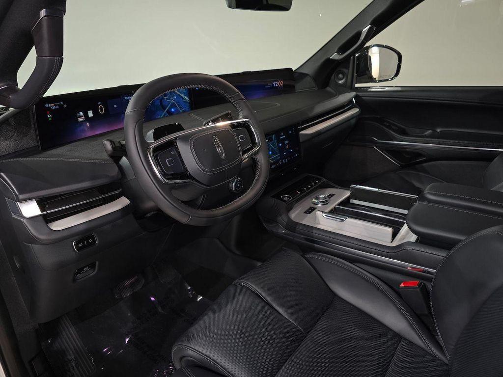 new 2025 Lincoln Navigator car, priced at $105,715