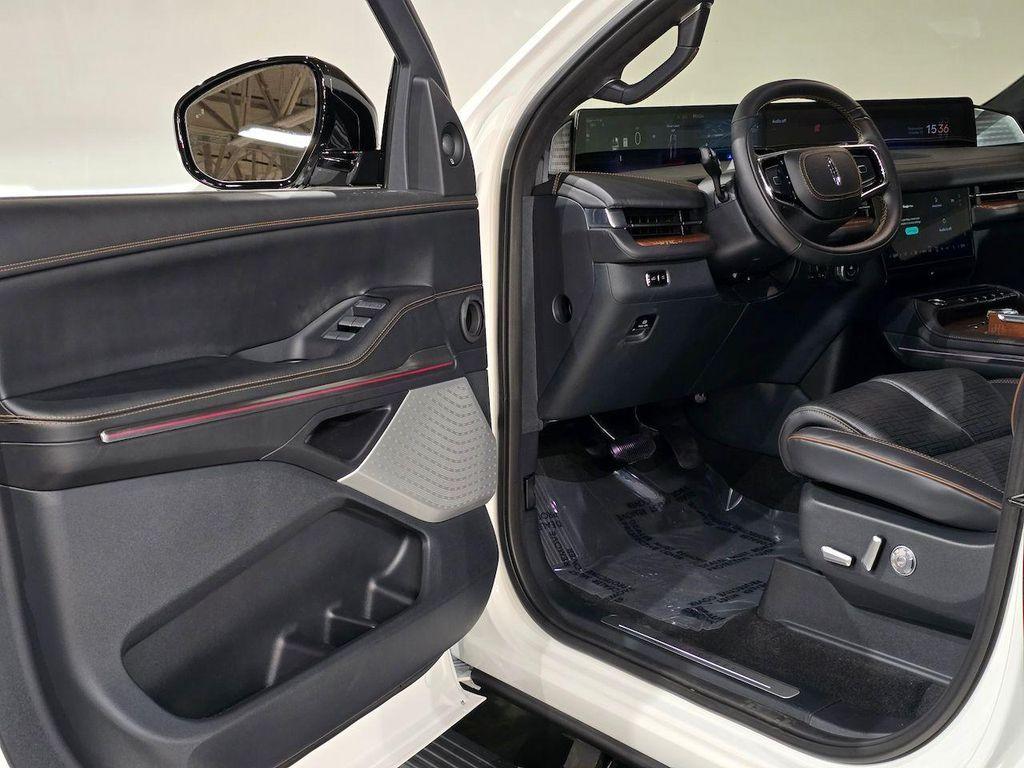 new 2025 Lincoln Navigator car, priced at $115,627