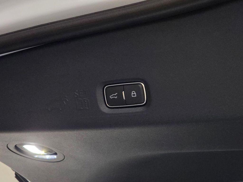 new 2025 Lincoln Navigator car, priced at $100,104