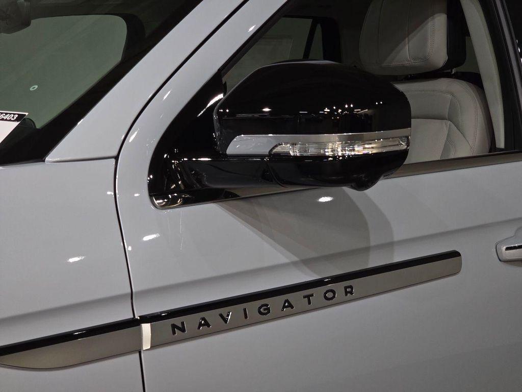 new 2025 Lincoln Navigator car, priced at $100,104