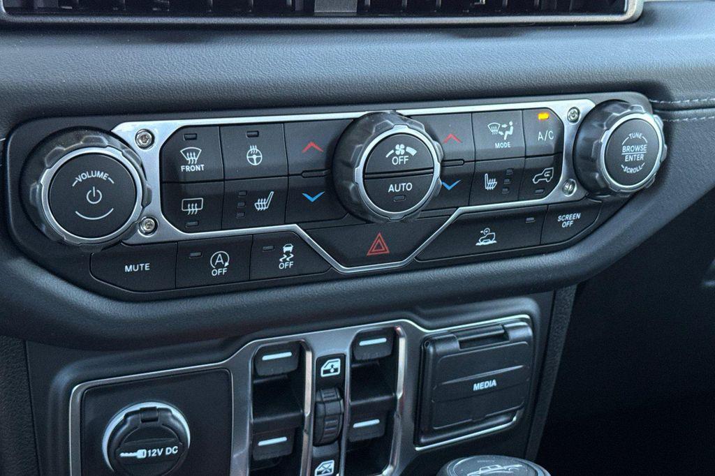 new 2025 Jeep Gladiator car, priced at $43,565