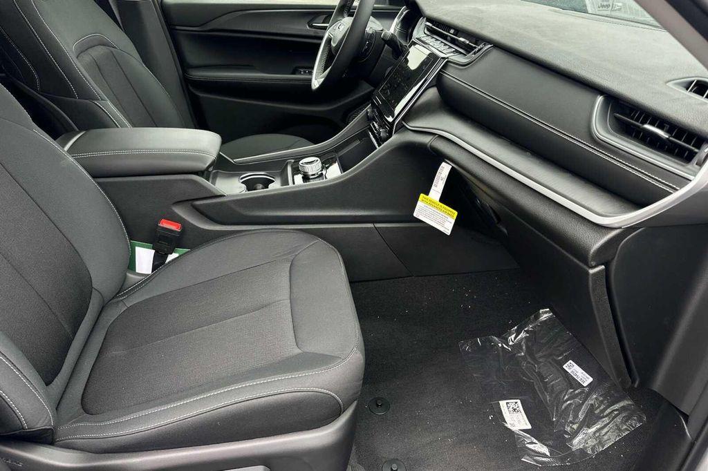 new 2023 Jeep Grand Cherokee car, priced at $37,995