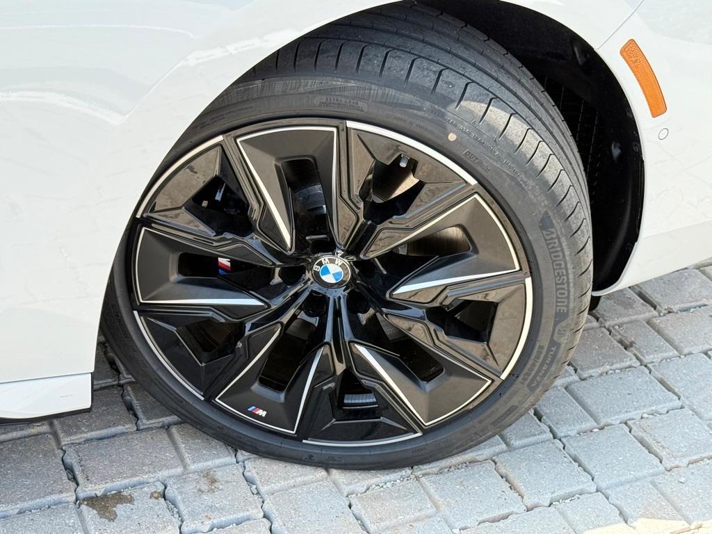 new 2025 BMW 760 car, priced at $132,550