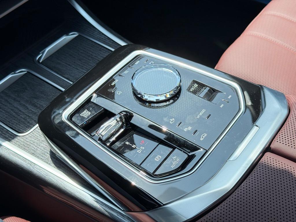 new 2025 BMW 760 car, priced at $132,550