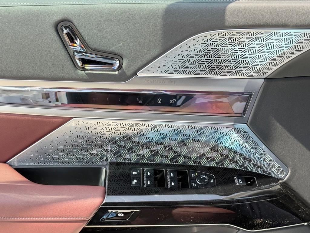 new 2025 BMW 760 car, priced at $132,550