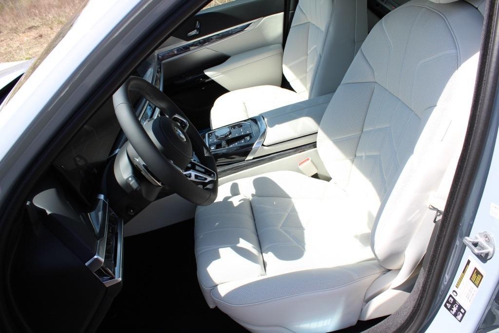 new 2025 BMW 760 car, priced at $128,680