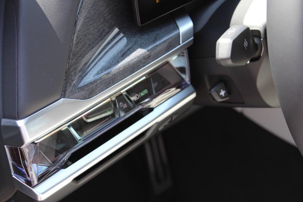 new 2025 BMW 760 car, priced at $128,680